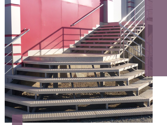 Лестницы для магазина в Мегионе — изготовление и монтаж