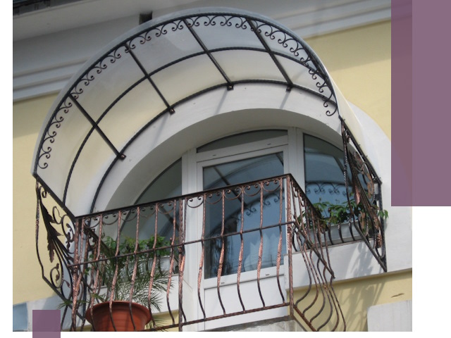 Козырьки над балконом в Мегионе — изготовление и монтаж